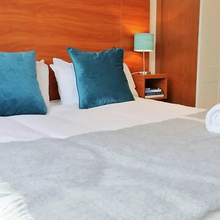 Luxury Walking Distance To City Centre. *